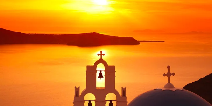Čeká vás např. západ slunce ve vesnici Oia.