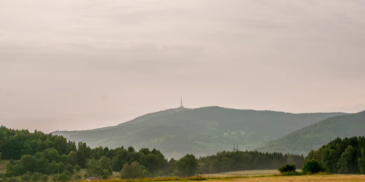 Romantika i dobrodružství: domek v korunách stromů a farmářská snídaně
