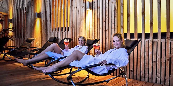 Parádní relax pod rouškou tmy: noční saunování s ceremoniály a grilováním