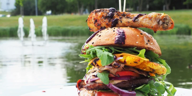 Malajsií inspirované burgery se 4 druhy masa i zmrzlinové poháry