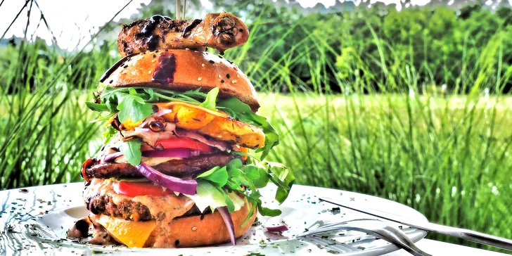 Malajsií inspirované burgery se 4 druhy masa i zmrzlinové poháry