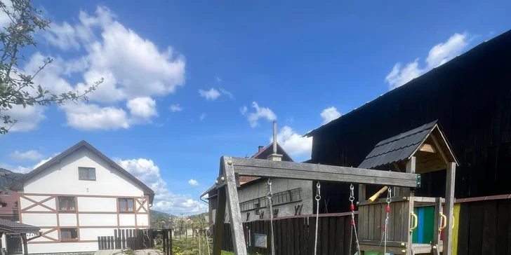 Děti se mohou těšit na venkovní hřiště s houpačkami a skluzavkou.