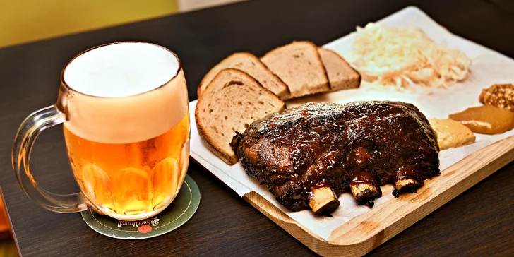 Voucher platí i na nápoje. Na čepu je Pilsner Urquell a Budweiser Budvar, objednat si můžete i láhev vína nebo se třeba osvěžit limonádou.