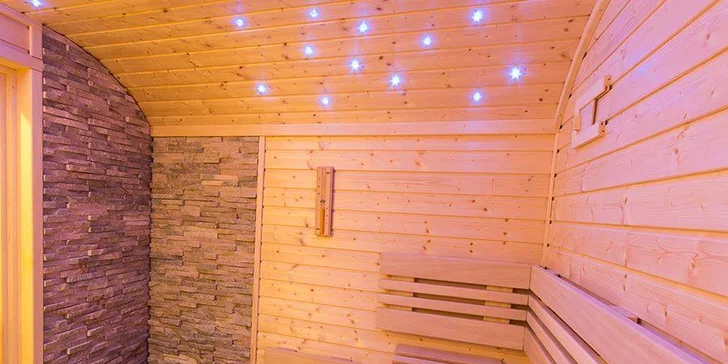V jedné z nabízených privátních wellness zón najdete finskou saunu s hvězdným nebem, zážitkovou sprchu a zrcadlové relaxarium s lůžkem a krbem.