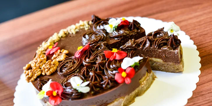 Raw karobovo-banánová torta