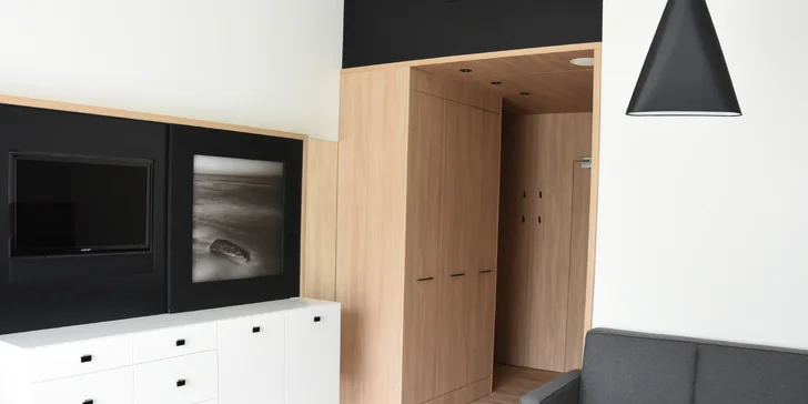 Funguje tu Wi-Fi, k dispozici je TV i klimatizace. A využít můžete rychlovarnou konvici. 