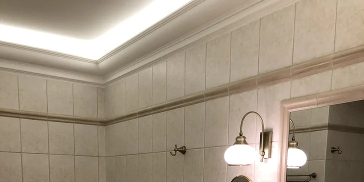 Nechybí prostorná koupelna s vanou a luxusní hotelovou kosmetikou.