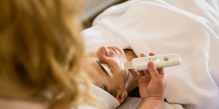  Pravidelné používanie Skin Scrubbera navyše dlhodobo spomaľuje starnutie pleti