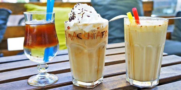 Vybrat si můžete klasickou ledovou kávu s mlékem a ledem, frappé s vanilkovou zmrzlinou nebo espresso s tonikem.
