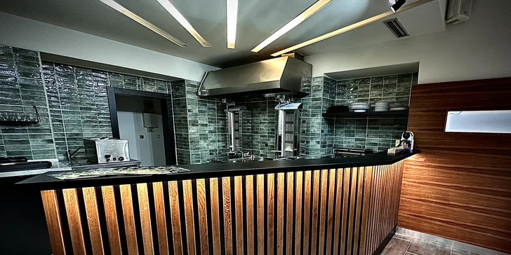 Vše si můžete vychutnat na místě v příjemném podniku, nebo kebab čapnout do ruky a vydat se na další pochůzky městem. 
