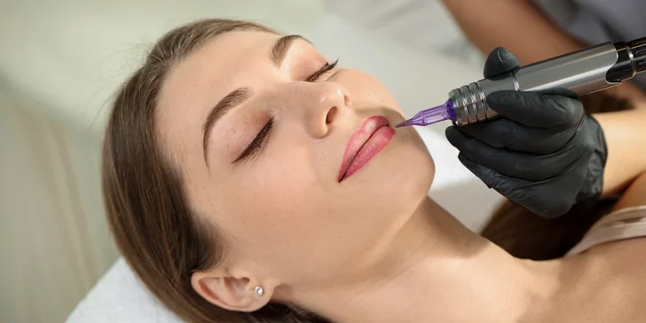 Permanentný makeup obočia alebo pier v krásnom salóne v Košiciach