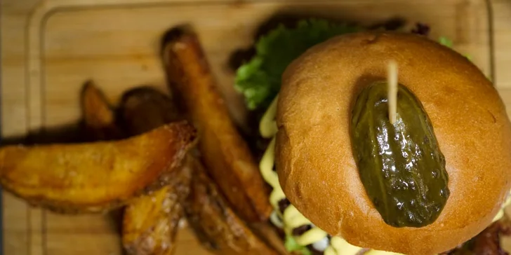 Váš burger na vás bude čekat v obležení steakových hranolek a doplněný speciální fenyklovou majonézou.