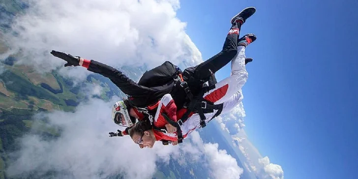 Jedinečný zážitok nabitý adrenalínom - tandemový zoskok aj s HD video záznamom