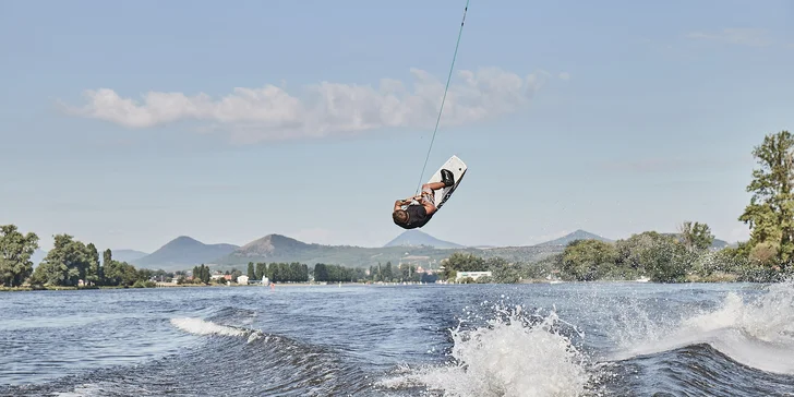 S voucherem vás tu čekají pořádné vodní zážitky na paddleboardu, wakesurfu, wakeboardu i lyžích či jetsurfu.