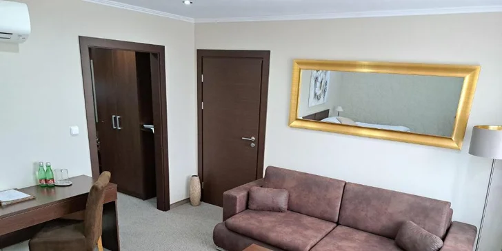 Každá izba je moderne zariadená, nájdete v nej LCD televízor so satelitnými kanálmi a rýchle Wi‑Fi pripojenie.