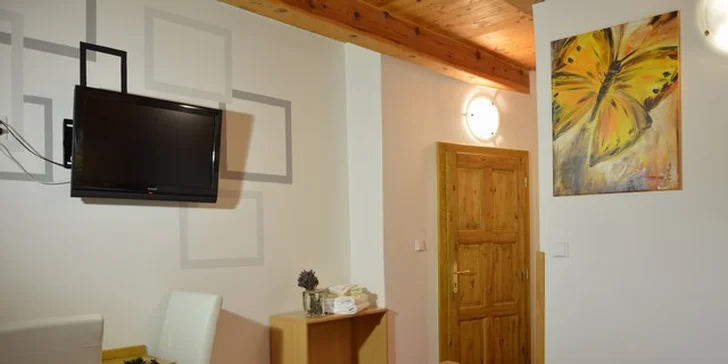 Na žádném z pokojů nechybí televize s plochou obrazovkou.