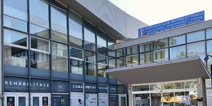 Studio se nachází v areálu plaveckého bazénu SK Motorlet Praha.