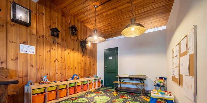 Hotel je bohato vybavený pre deti, nájdete tu detský kútik, trampolínu, pieskovisko aj zásobu spoločenských hier.