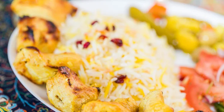 1× 200 g Džužeh kebab – kurací kebab s príchuťou šafranu, 1× 250 g Príloha podľa výberu – šafranová ryža, zemiakové krokety alebo dusená zelenina, 1× 150 ml Perzský čaj 