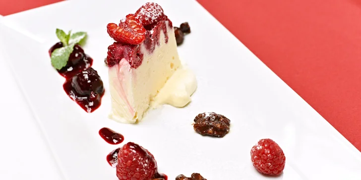 4chodové menu pro dva U Modré kachničky: polévka, filet z candáta i parfait