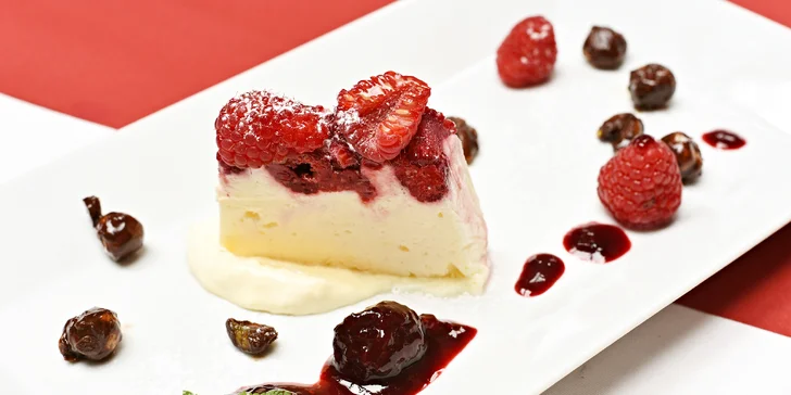 4chodové menu pro dva U Modré kachničky: polévka, filet z candáta i parfait