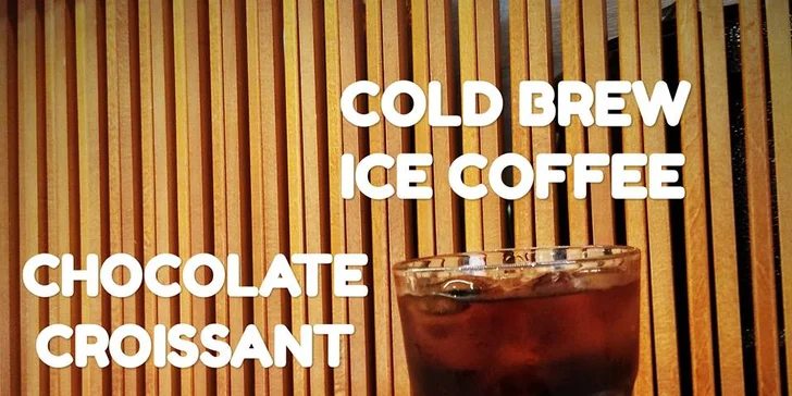 Ledová káva, která vás nakopne: cold brew a čokoládový croissant v Dlouhé