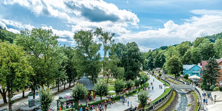 V blízkosti ubytovania je množstvo obchodov, reštaurácií a krčiem, takže o jedlo a zábavu budete mať postarané.