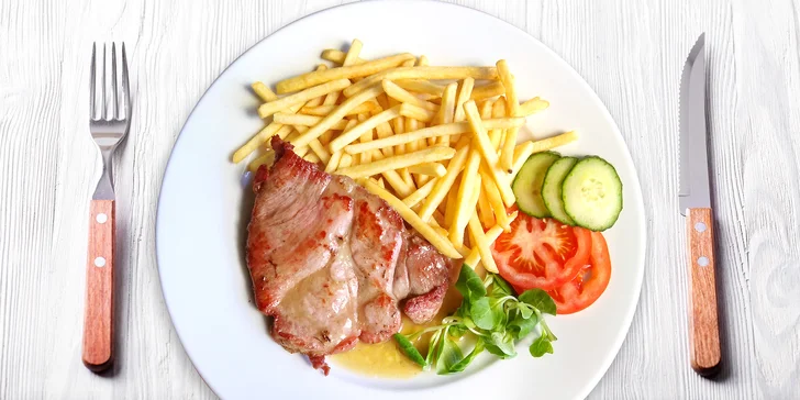 Grilovaná vepřová krkovice s přílohou v nové restauraci na zimním stadionu