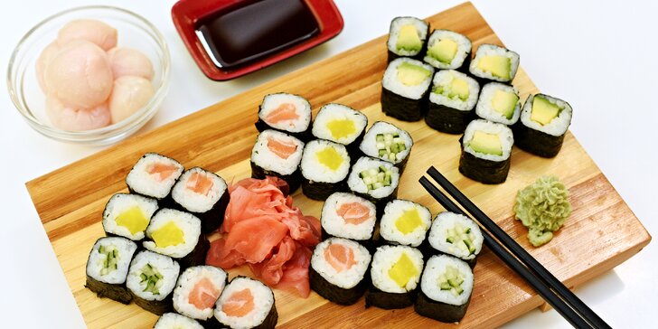 Pestrý výběr sushi setů v restaurantu Fuji nebo k odnosu s sebou