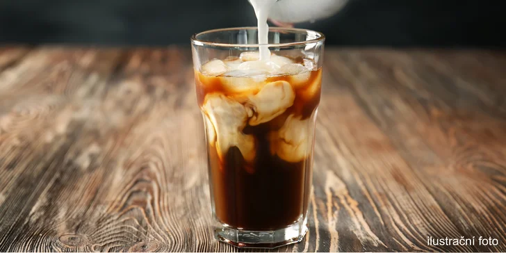 Ledová káva, která vás nakopne: cold brew a čokoládový croissant v Dlouhé