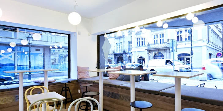 Ledová káva, která vás nakopne: cold brew a čokoládový croissant v Dlouhé