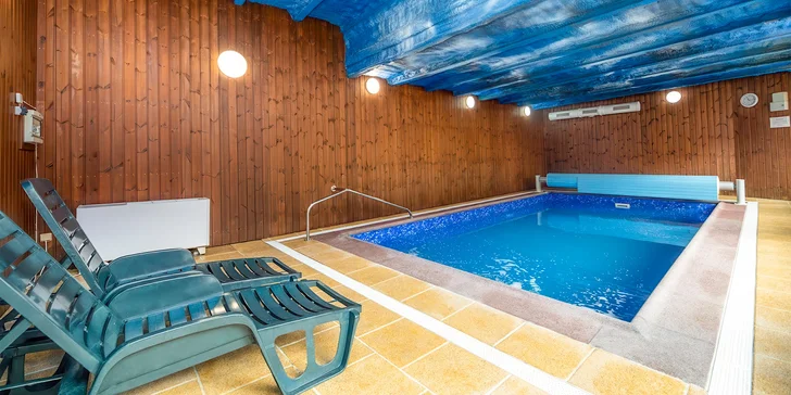 Zasloužený relax v privátním wellness: masážní křesla, vířivka, bazén i sauna