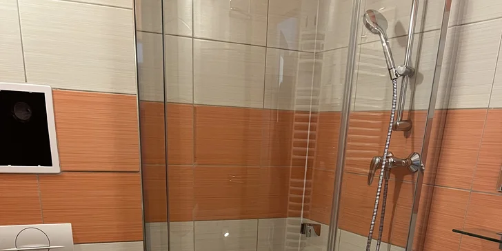 Dostatočný komfort ponúka kúpeľňa so sprchovým kútom a toaletou (na fotke apartmán 1).