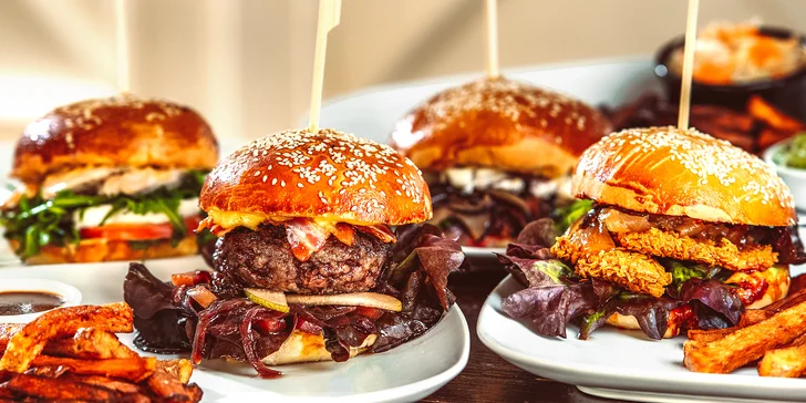 Hovězí, kuřecí nebo vege burger, hranolky a salát u náplavky až pro 4 osoby