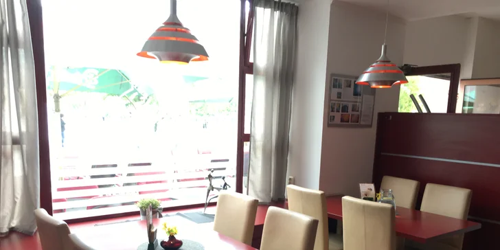 Hovězí steak z vyzrálé argentinské svíčkové s přílohou a omáčkou z hub