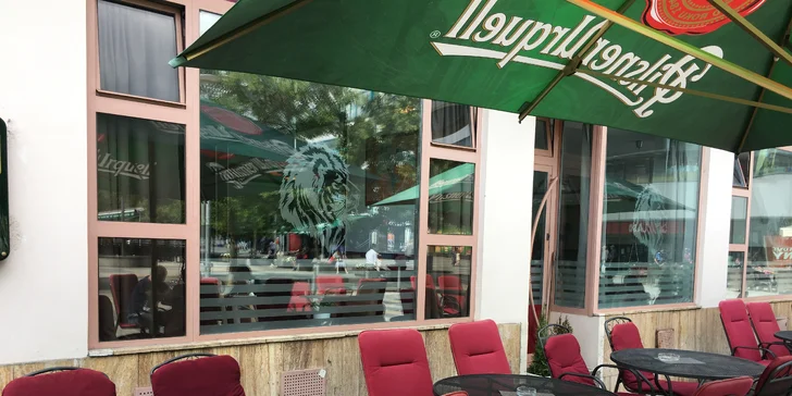 Hovězí steak z vyzrálé argentinské svíčkové s přílohou a omáčkou z hub