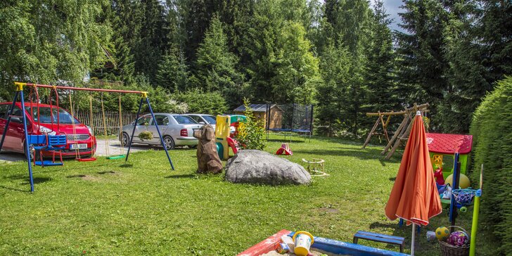 Rodinná letní dovolená v Krkonoších: polopenze a láhev vína nebo bobovka