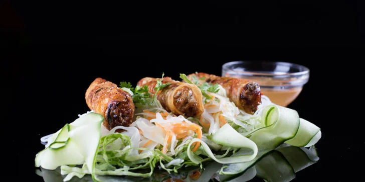 Výběr z menu v asijském bistru: jarní a letní závitky a hlavní jídlo