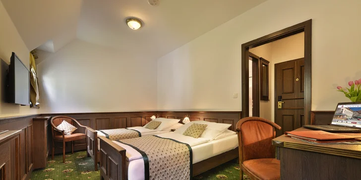 K vybavení patří trezor, minibar, telefon, TV se satelitem a Wi-Fi. 