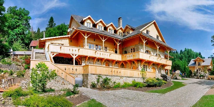 Relax v penzionu Hlušec: polopenze i vyjížďka v saních či kočáře s koňmi