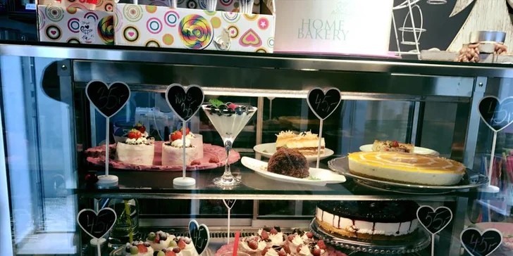Italská káva Cosmai, domácí závin nebo cheesecake a limonáda s ovocem