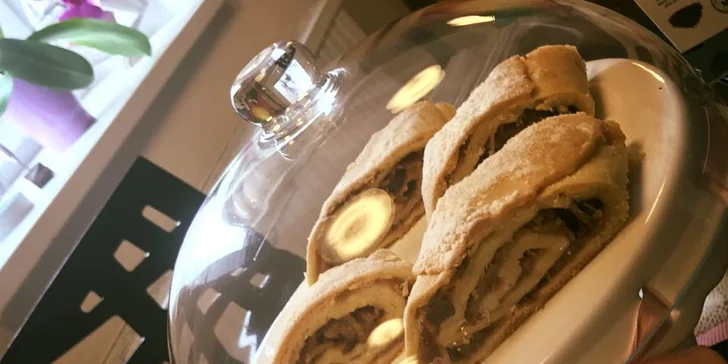 Italská káva Cosmai, domácí závin nebo cheesecake a limonáda s ovocem