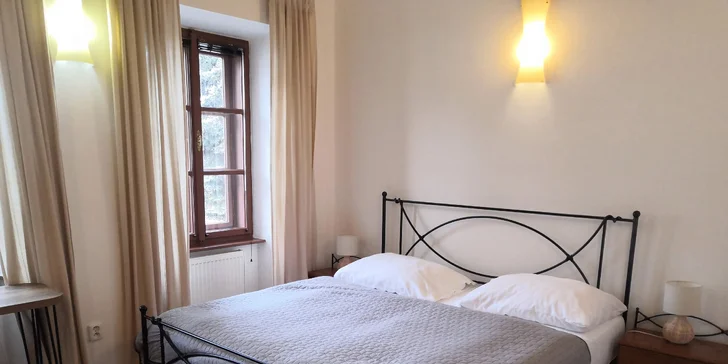 V některých pokojích navíc najdete sadu na přípravu kávy a čaje a miniledničku.
