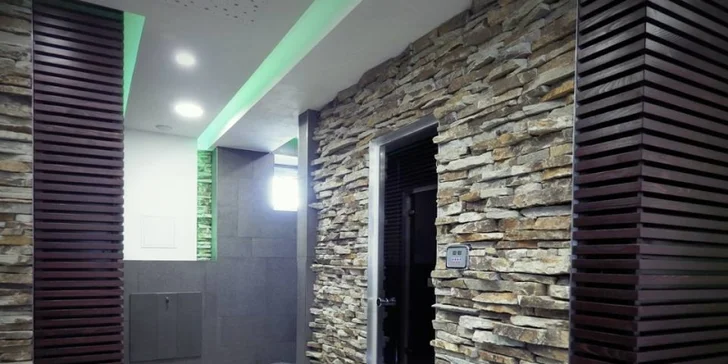 Večerní privátní wellness až pro 6 osob: hodina relaxace a lahev sektu