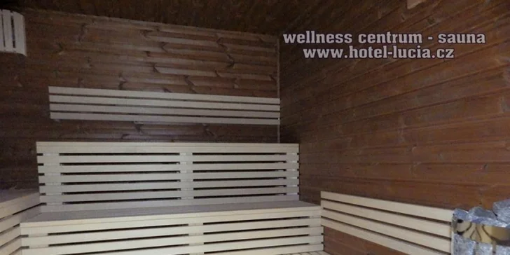 Privátní wellness při svíčkách pro zamilovaný pár nebo partu až 6 přátel: hodina relaxu a láhev sektu
