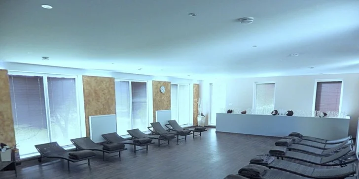 Privátní wellness při svíčkách pro zamilovaný pár nebo partu až 6 přátel: hodina relaxu a láhev sektu