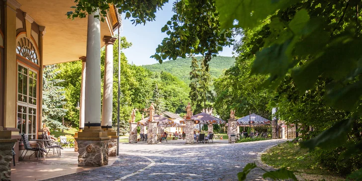 A čo vo vnútri? Množstvo oddychu a pohody si užijete v kúpeľných domoch Mateja Bela a Goethe, kde vás čaká ubytovanie v jednolôžkovej alebo dvojlôžkovej izbe, prípadne aj s prístelkou pre 3 osoby. 