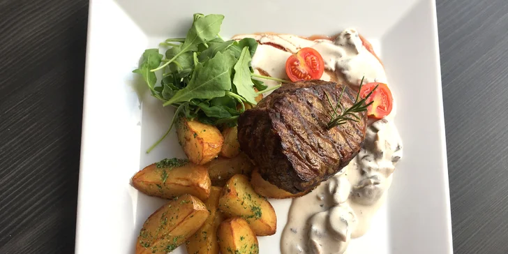 Hovězí steak z vyzrálé argentinské svíčkové s přílohou a omáčkou z hub