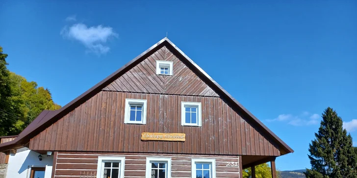 Pohľad na chalupu spredu.