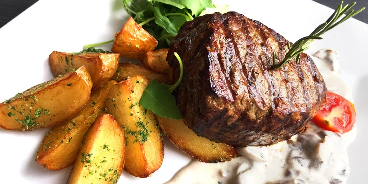 Hovězí steak z vyzrálé argentinské svíčkové s přílohou a omáčkou z hub